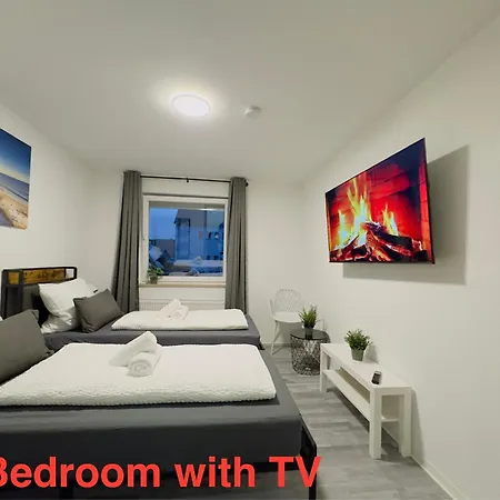 아파트 Stn Royale - Mit 4 Schlafzimmer, 8 Big Beds, Parkplatz & Balkon, Highspeed Wlan, Netflix Premium, Zentral Zu Audi & Schwarz Gruppe