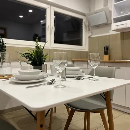 Apartamento Stn Royale - Mit 4 Schlafzimmer, 8 Big Beds, Parkplatz & Balkon, Highspeed Wlan, Netflix Premium, Zentral Zu Audi & Schwarz Gruppe Bad Friedrichshall