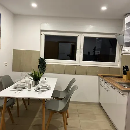 Apartamento Stn Royale - Mit 4 Schlafzimmer, 8 Big Beds, Parkplatz & Balkon, Highspeed Wlan, Netflix Premium, Zentral Zu Audi & Schwarz Gruppe Bad Friedrichshall