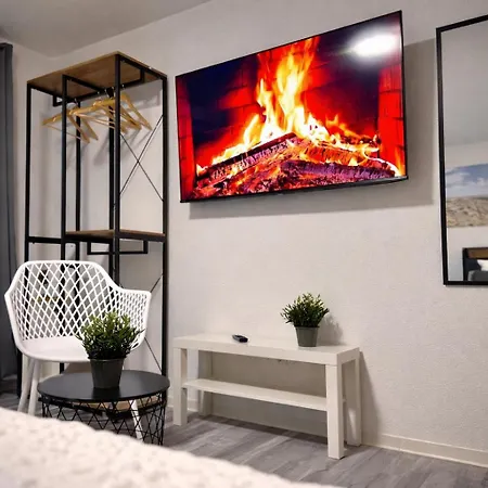 Apartamento Stn Royale - Mit 4 Schlafzimmer, 8 Big Beds, Parkplatz & Balkon, Highspeed Wlan, Netflix Premium, Zentral Zu Audi & Schwarz Gruppe *