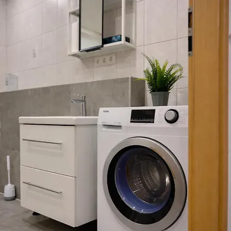 Apartamento Stn Royale - Mit 4 Schlafzimmer, 8 Big Beds, Parkplatz & Balkon, Highspeed Wlan, Netflix Premium, Zentral Zu Audi & Schwarz Gruppe Bad Friedrichshall
